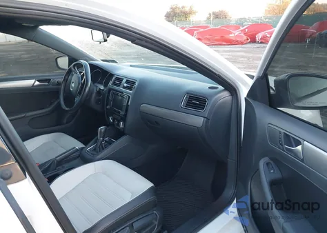 2017 Volkswagen Jetta 1.8T Sport z USA, uszkodzony, nr VIN 3VWD17AJXHM300018